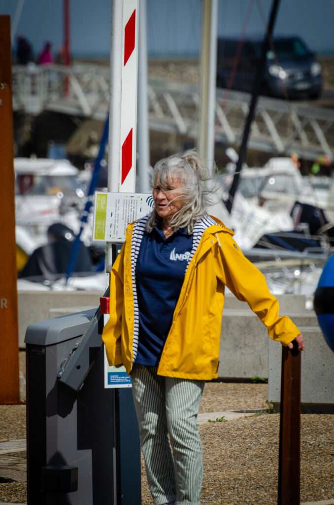 Photo montrant une bénévole pendant la coupe régionale de voile des Pays de la Loire à la borne du port