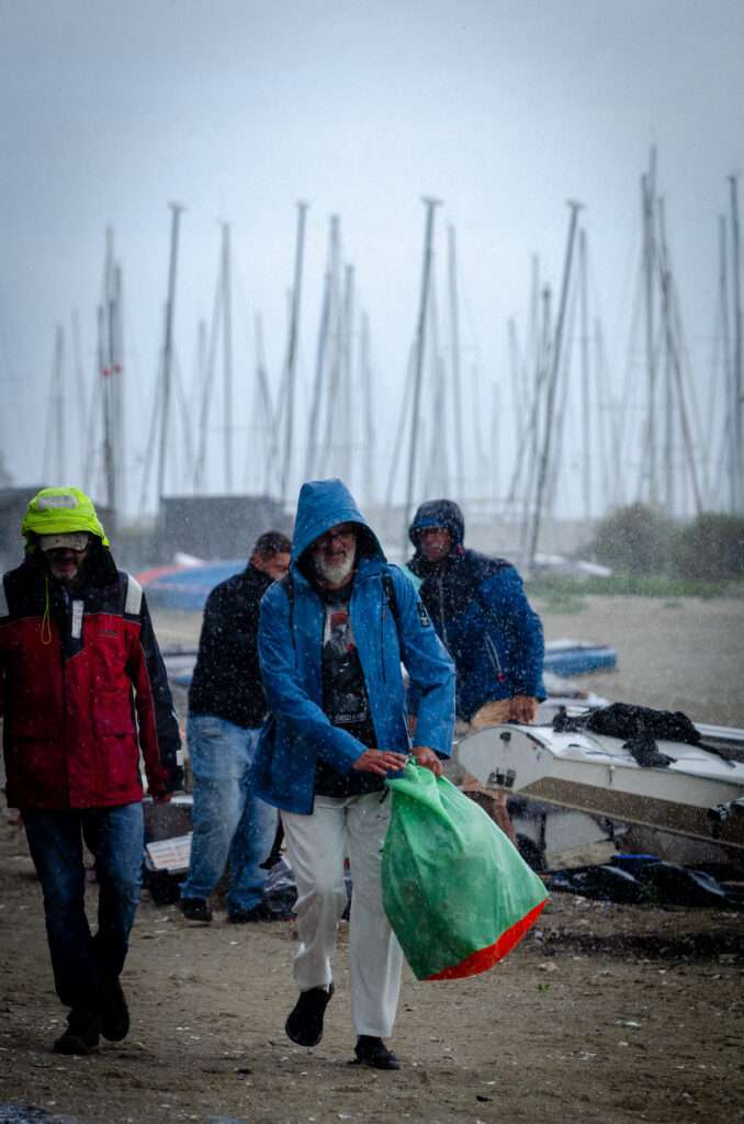 Photo de concurrents pendant la coupe régionale de Voile des Pays de la Loire sous la pluie