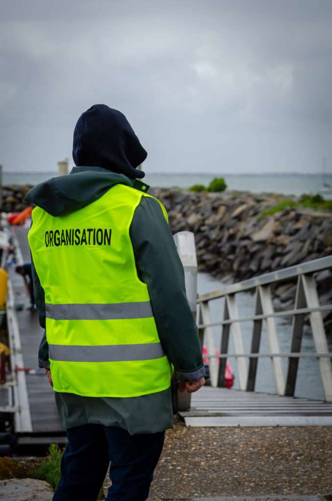Photo d'un bénévole pendant la coupe régionale de voile des Pays de la Loire en gilet haute visibilité