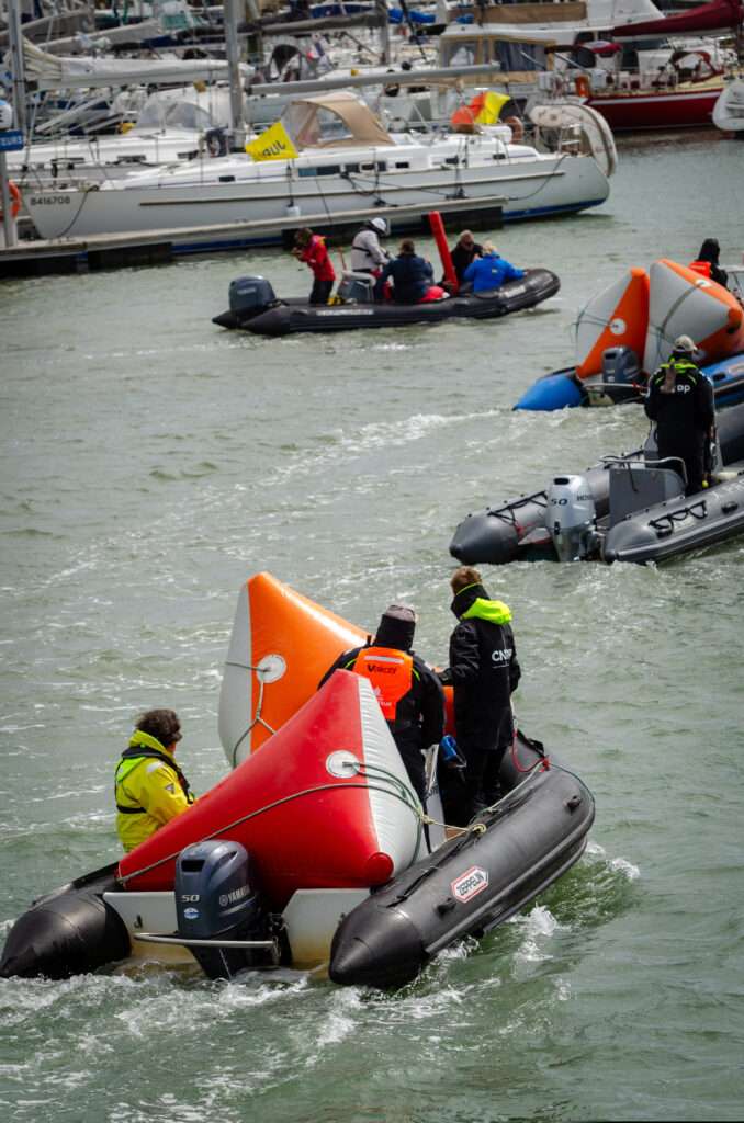 Photo de bateaux à moteurs avec des bouées pour les parcours de la coupe régionale de voile des Pays de la Loire attendant l'ouverture de la porte du port de Piriac