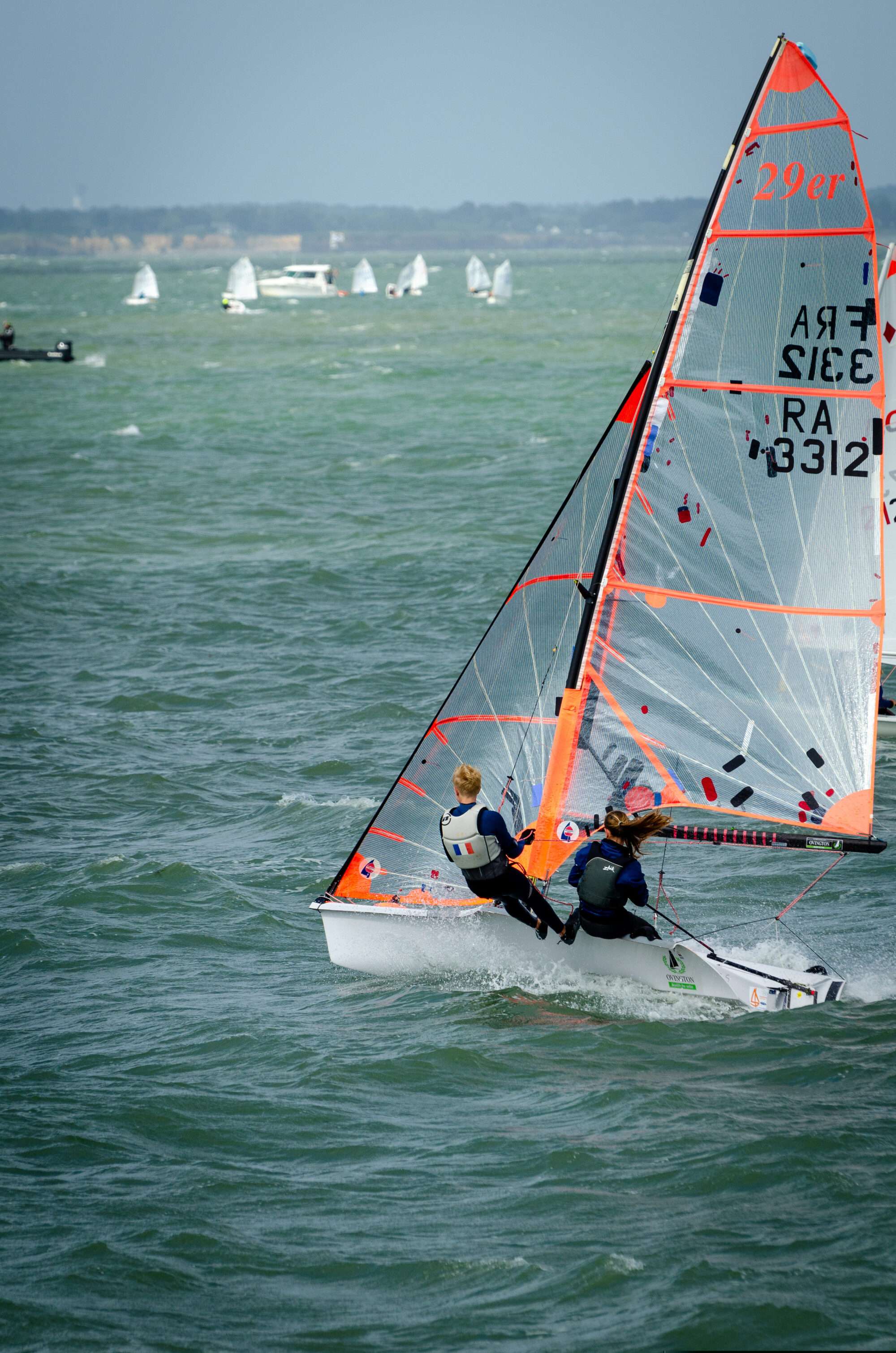 Photo du départ d'un binôme concourant pendant la coupe régionale de voile des Pays de la Loire
