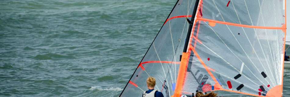 Photo du départ d'un binôme concourant pendant la coupe régionale de voile des Pays de la Loire