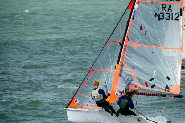 Photo du départ d'un binôme concourant pendant la coupe régionale de voile des Pays de la Loire
