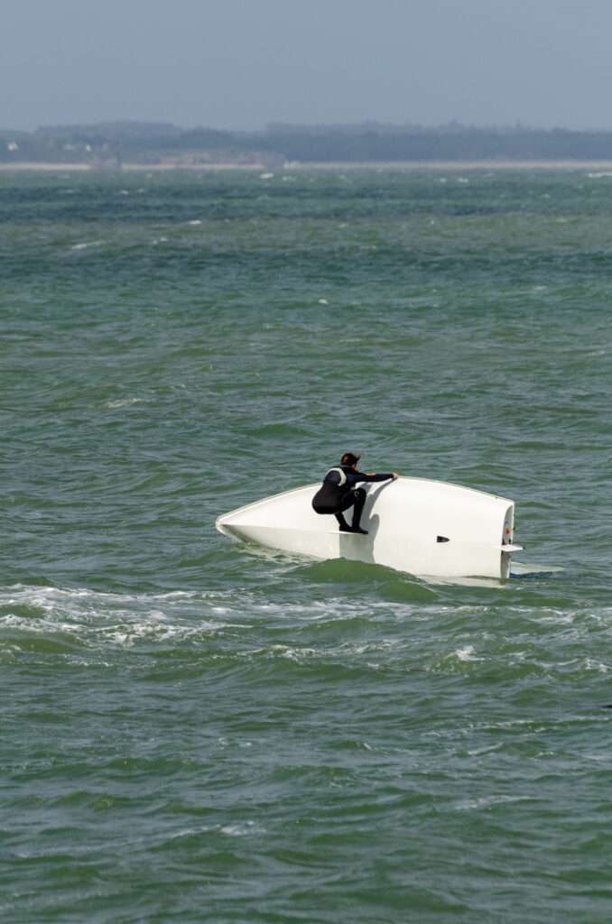 Photo d'une participante ayant dessalé au départ de la coupe régionale de voile des Pays de la Loire 