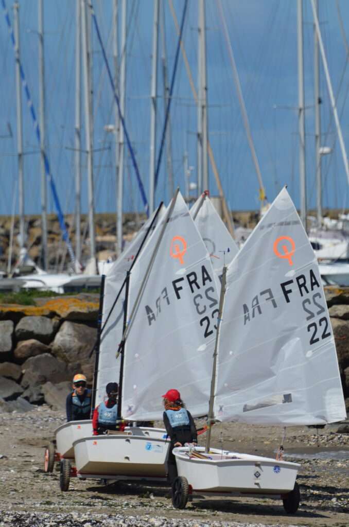 Photo montrant des optimists sur leur mise à l'eau