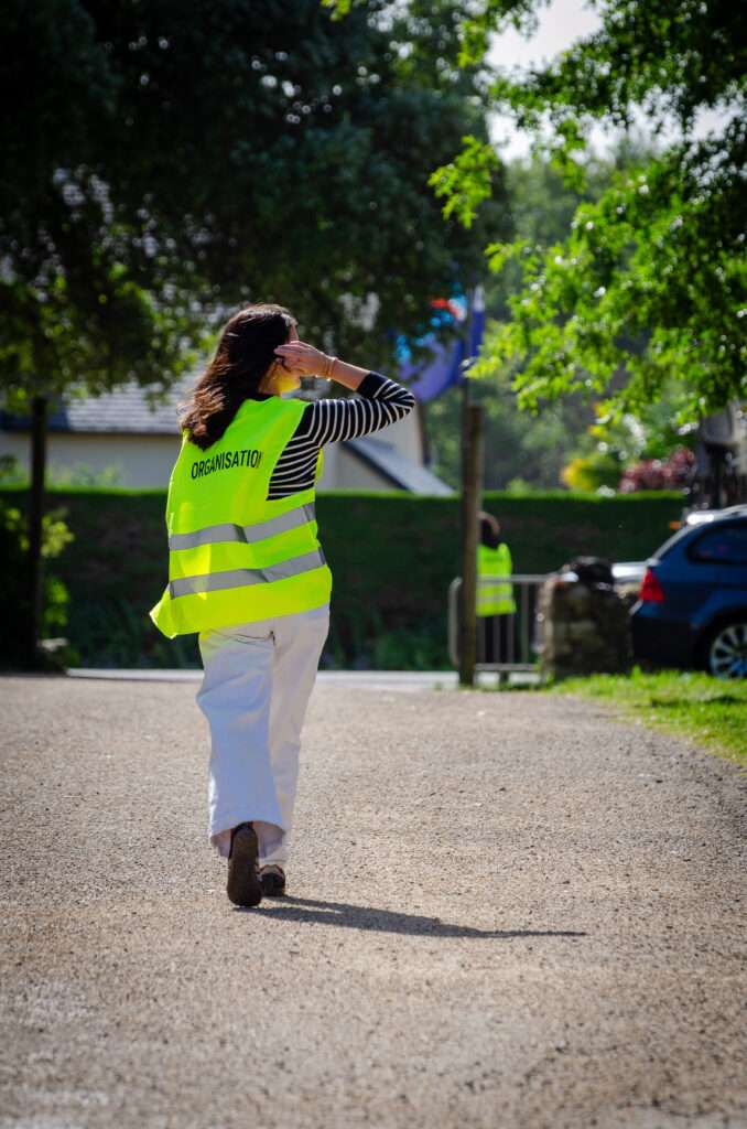 Photo d'une bénévole assurant la sécurité sur le parking de l'école de voile pendant la coupe régionale de voile des Pays de la Loire