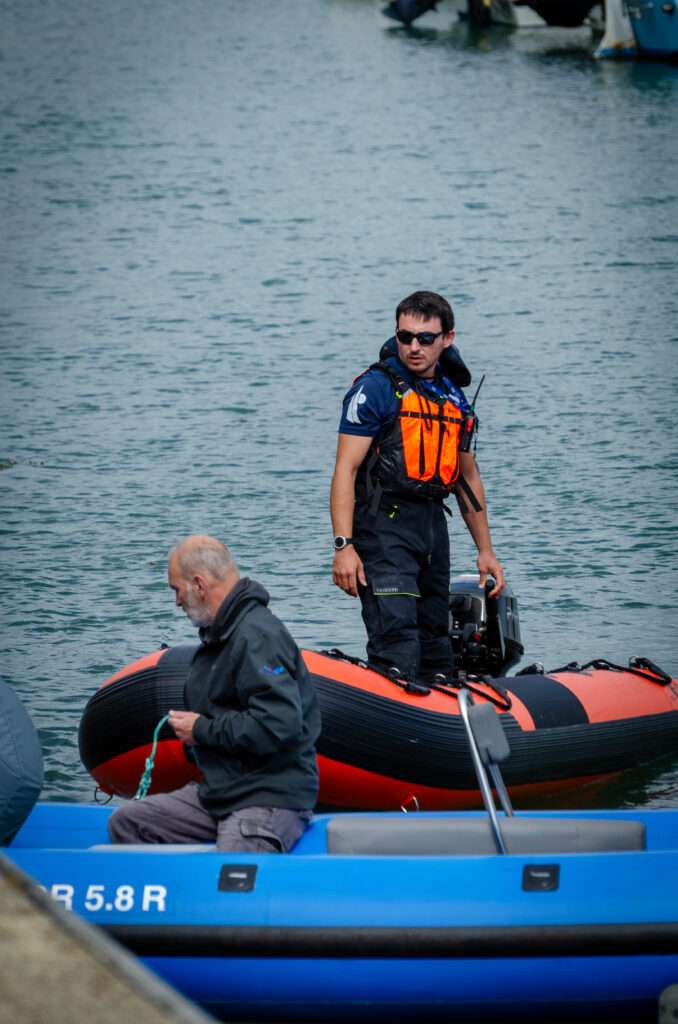 Photo d'un de nos moniteur aidant à la mise à l'eau de bateaux  pendant la coupe régionale de voile des Pays de la Loire
