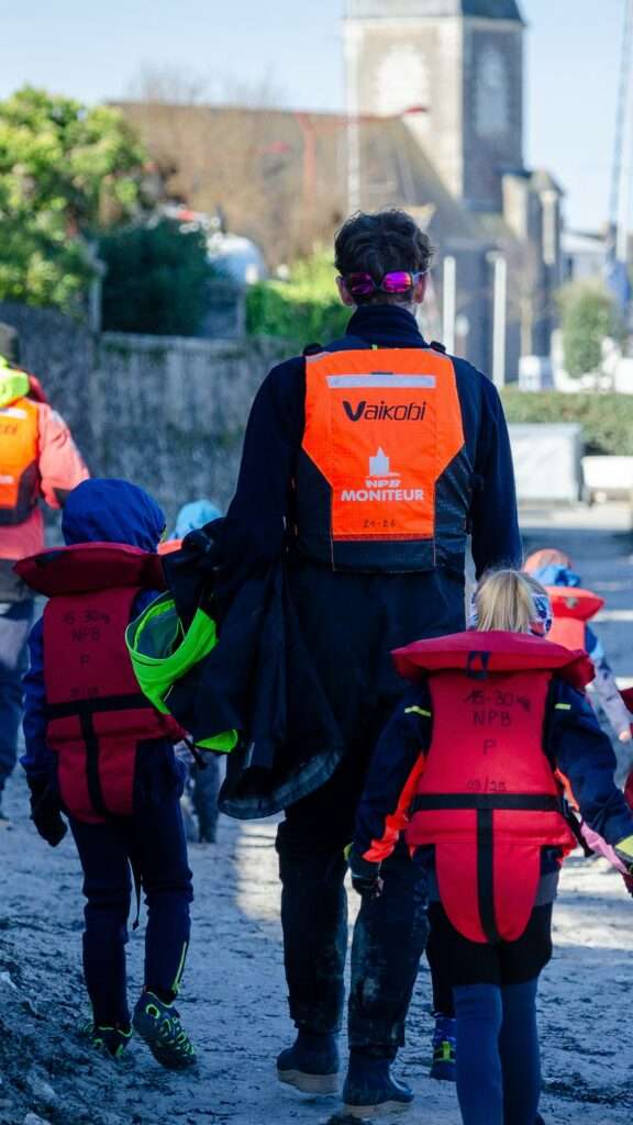Photo d'enfants âgés de 4 à 6 ans équipés pour partir en mer